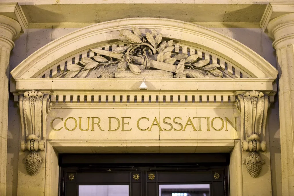 Quand le mensonge d’un avocat n’est pas considéré comme diffamatoire mais reste contrainte aux règles déontologiques